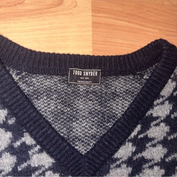 Todd Snyder $348 Merino Wool Houndstooth V-Neck Sweater in Navy Size XS - Picture 7 of 15